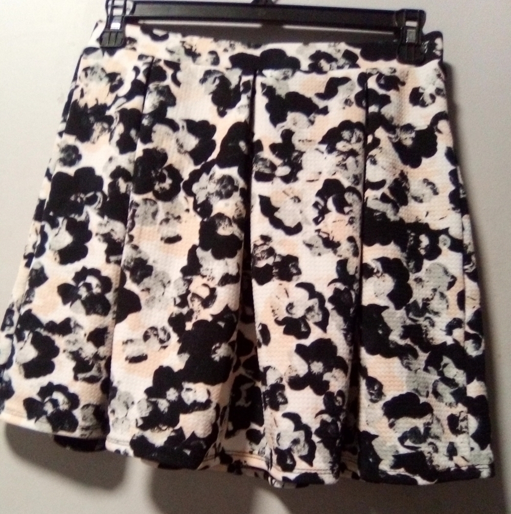 Joe B ladies pleated skirt. Size Small